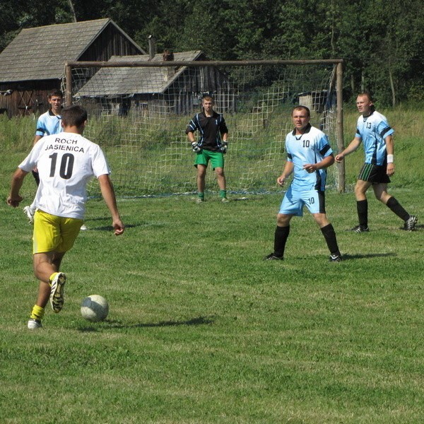 Piłkarze ze Stoku (niebieskie koszulki) okazali się lepsi od Jasienicy i to oni staną przed szansą zdobycia kolejnego Pucharu Wójta.