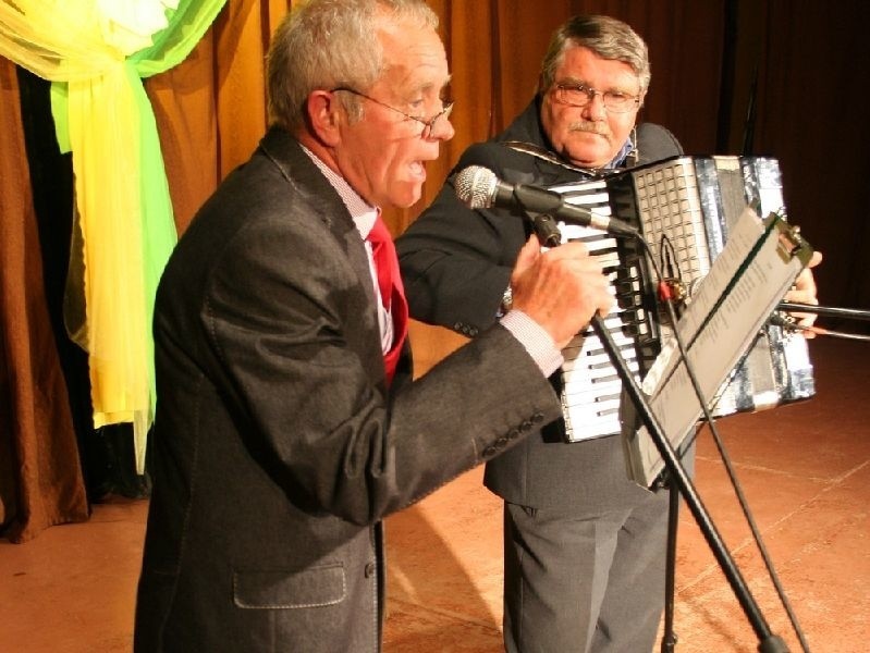 Na scenie seniorzy Eugeniusz Pędlowski i Zdzisław Męczeńśki
