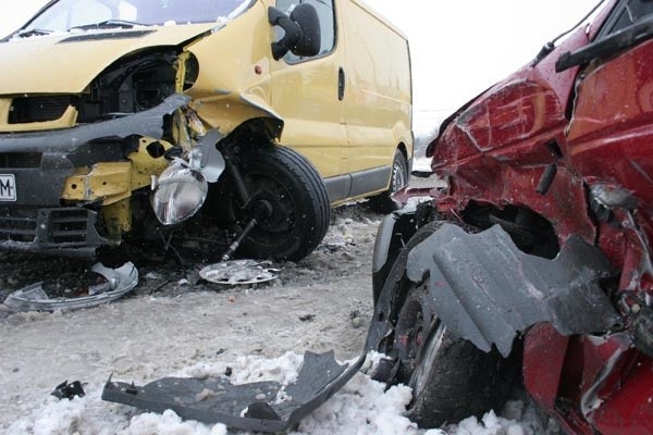 Bus na ukraińskich numerach zderzył się z volkswagenem.