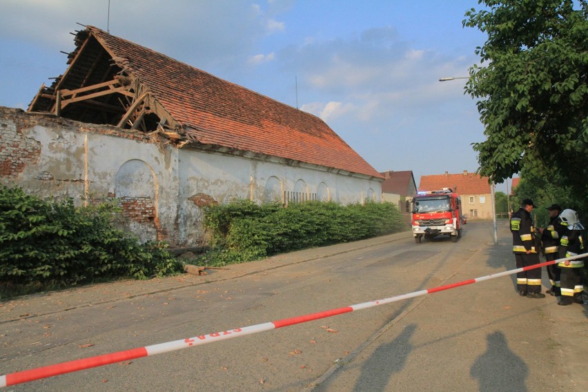 Katastrofa budowlana pod Wrocławiem. Zawalił się budynek [ZDJĘCIA]