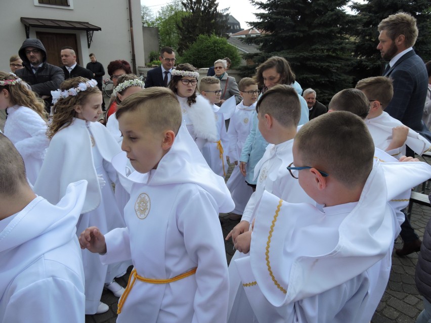 Ostrołęka. Komunia święta w farze. W parafii pw. Nawiedzenia NMP pierwsza grupa dzieci przystąpiła do I komunii