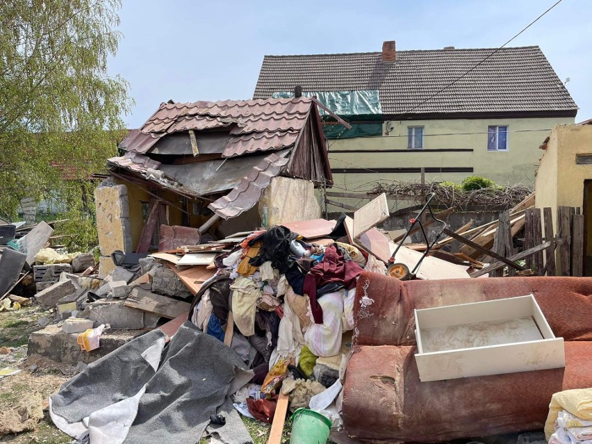 Po wybuchu w Ożarach ruszyła zbiórka. Możemy pomóc rodzinie odzyskać dom! [ZDJĘCIA]