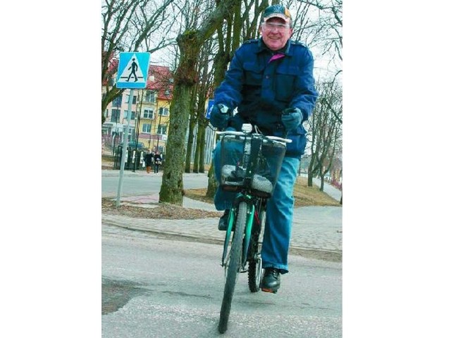 Narcyz Jenczelewski wsiada na rower wiosną i zsiada późną jesienią. Cieszą go zmiany w ustawie, poczuł się bezpieczniej.