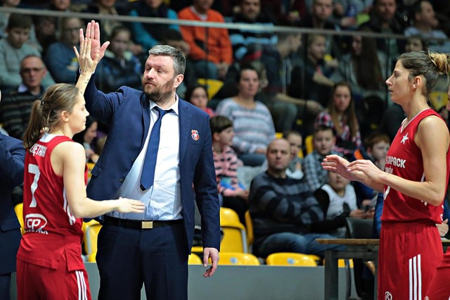 Trener Krzysztof Szewczyk w trakcie meczu z udziałem koszykarek Wisły Can-Pack Kraków