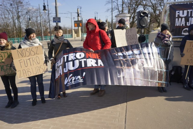 Poznań: Pikieta w obronie zwierząt na moście Teatralnym [ZDJĘCIA]