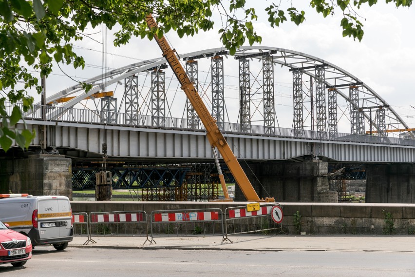 Kraków. Nowy most kolejowy ma już wszystkie łuki [ZDJĘCIA]