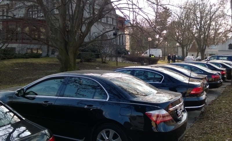 Parking przed rektoratem PŁ zapełnił się wczoraj eleganckimi...