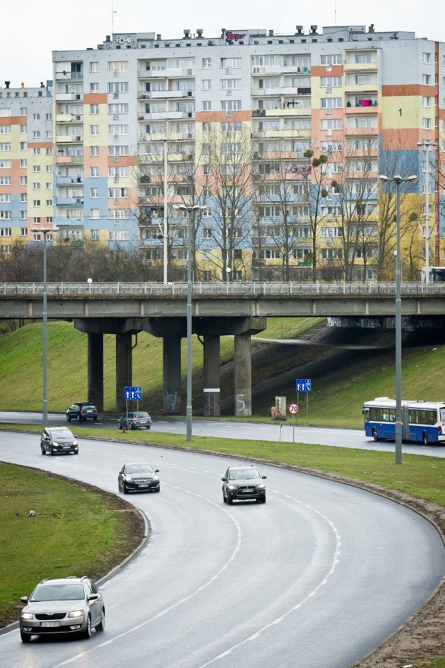 Południowa część wiaduktu nad al. Jana Pawła II nie jest obecnie w najlepszym stanie technicznym i wymaga poważnego remontu.