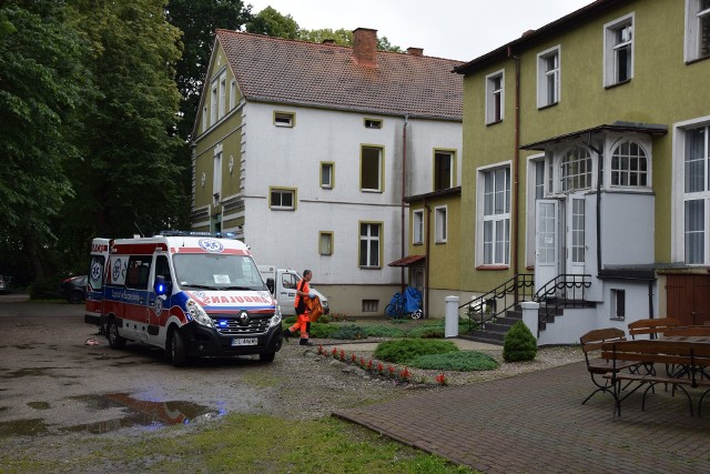 Poważny wypadek w hotelu Oskar w Szczecinku - kobieta spadła na parkiet sali bankietowej. Do dramatu doszło we wtorek w szczecineckim hotelu Oskar. W nieustalonych na razie okolicznościach na parkiet sali bankietowej spadła kobieta w średnim wieku. Upadek nastąpił z wysokości około 6 metrów - tyle dzieli przeszkolony sufit sali od parkietu. Kobieta musiała spaść na szklany sufit z okien, które wychodzą na wewnętrzny dziedziniec hotelu. Poszkodowaną z poważnymi obrażeniami zabrała karetka pogotowia. Okoliczności zdarzenia ustala policja. Z ostatniej chwili: Jak nas poinformowała Ewa Żaglewska ze szczecineckiej komendy policji, w hotelu przebywa grupa studentów. Dwie dziewczyny weszły nad strych. - Jedna z nich przechodziła nad przeszkolonym dziedzińcem nie po belkach, ale właśnie po tym suficie - mówi rzeczniczka. - Cała konstrukcja się zarwała, a 22-latka spadła na parkiet z wysokości 6 metrów. Doznała urazu głowy, została zabrana przez śmigłowiec Lotniczego Pogotowia Ratunkowego. 