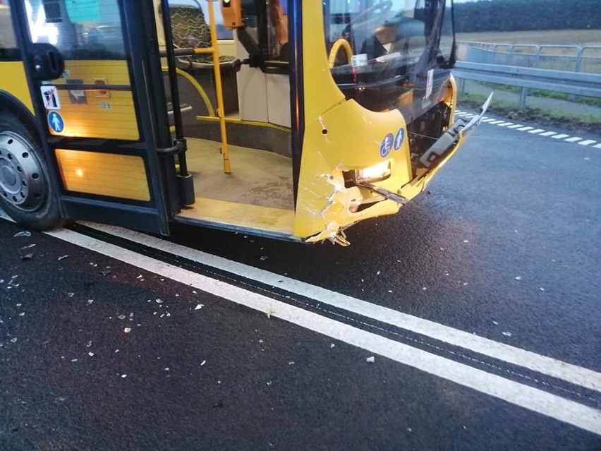 Na węźle Motaniec samochód osobowy zderzył się z miejskim autobusem