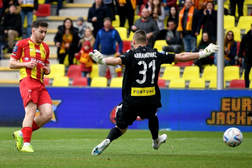 PKO Ekstraklasa. Korona Kielce wygrała z Miedzią Legnica 1:0. Gol Ronaldo Deaconu, czerwona kartka, przepychanki i wielkie emocje w końcówce