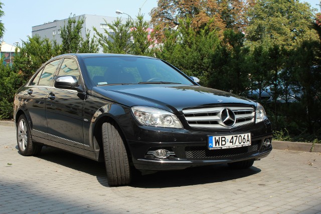 Mercedes klasy C to następca popularnego w latach 1982-1993 modelu 190, nazywanego przez kierowców „Baby Benz”. 190-ka była oznaczana symbolem W201. C-Klasa jest kontynuacją tej numeracji / Fot. Bartosz Gubernat