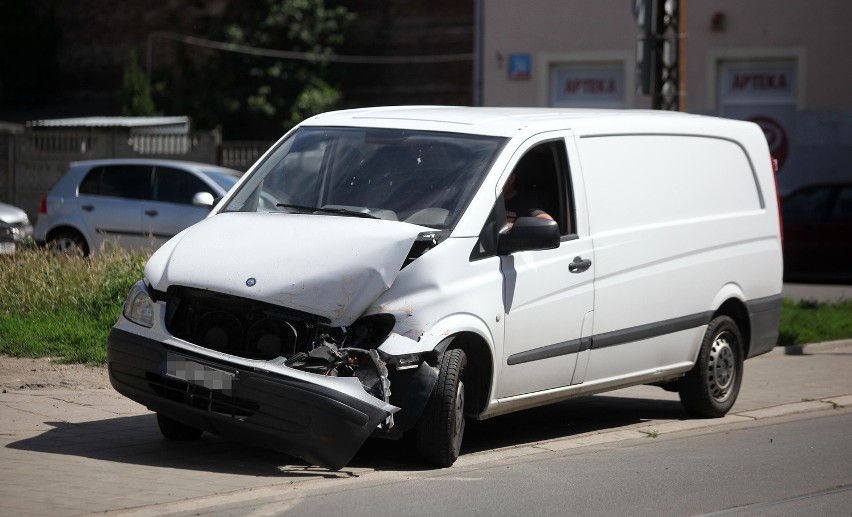 Zderzenie mercedesa z tramwajem na Zielonej [ZDJĘCIA]