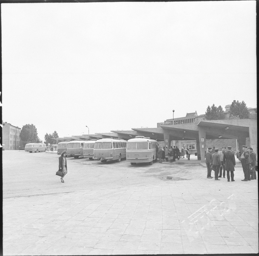 Pierwszy autobus z dworca PKS na Podzamczu odjechał 17...