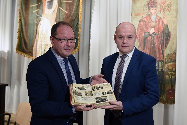 Robert Ślusarek, dyrektor Muzeum Okręgowego w Nowym Sączu, oraz Tomasz Michałowski, prezes MKS Sandecja, prezentują jedną z klubowych pamiątek, która trafiła do muzealnych zbiorów