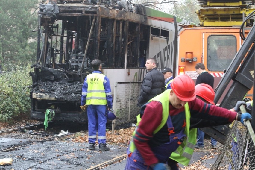 Ogromne zniszczenia po pożarze tramwaju. Kiedy koniec utrudnień?