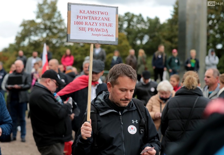 Marsz antycovidowców w Szczecinie. Pojawiło się kilkaset osób. Ich zdaniem pandemia jest "fałszywa" - 10.10.2020