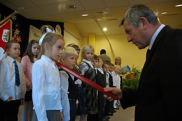 Dzieci pasował m. in. sam dyrektor ZS1 Tomasz Wysocki.