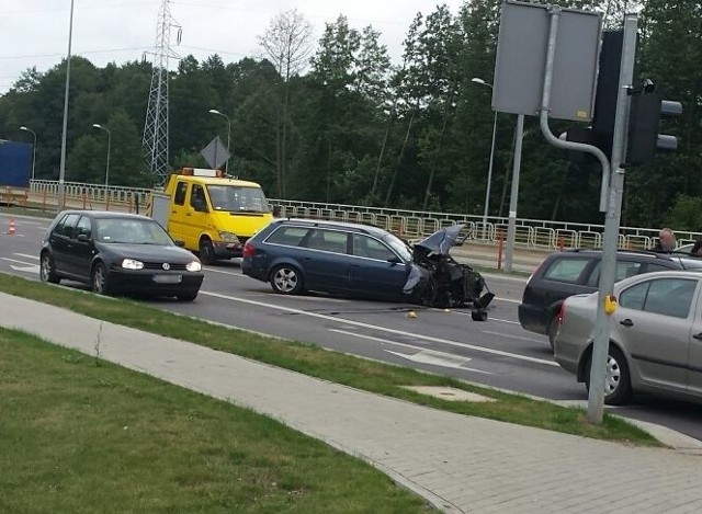W sobotę około południa kierowca audi jadący ul. gen. Sulika w kierunku Piastowskiej doprowadził do poważnie wyglądającej kolizji na skrzyżowaniu z ulicą Dolistowską.