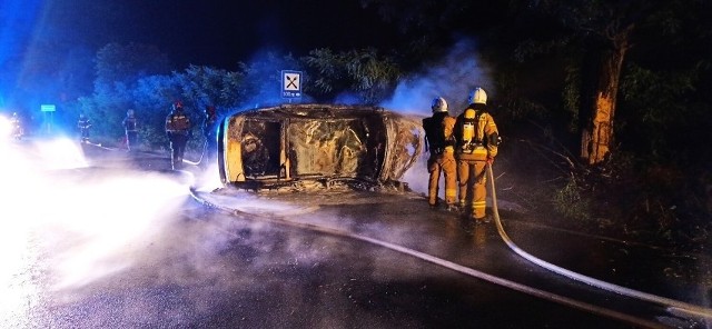 Przybyli na miejsce strażacy zastali samochód leżący na boku, w całości objęty pożarem.