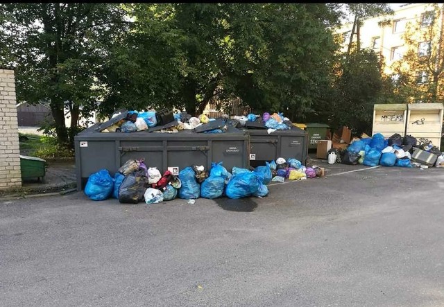 Na ul. Powstania Styczniowego w Choroszczy z kontenerów wysypywały się śmieci