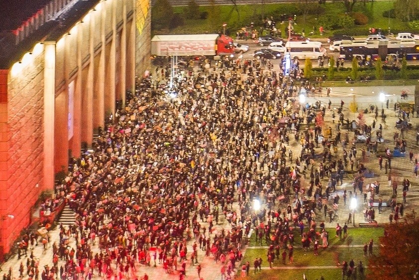 Protest kobiet w Krakowie przybierają różną formę. O ich...