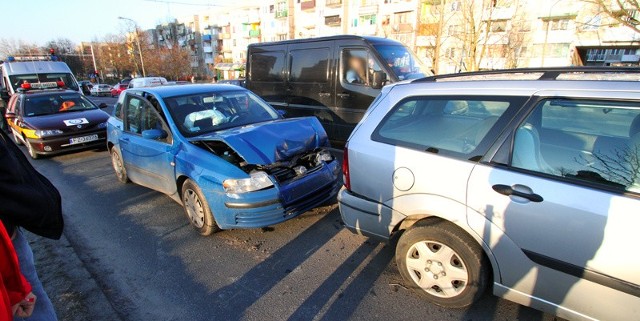 Na ulicy Wyszyńskiego zderzyły się trzy samochody
