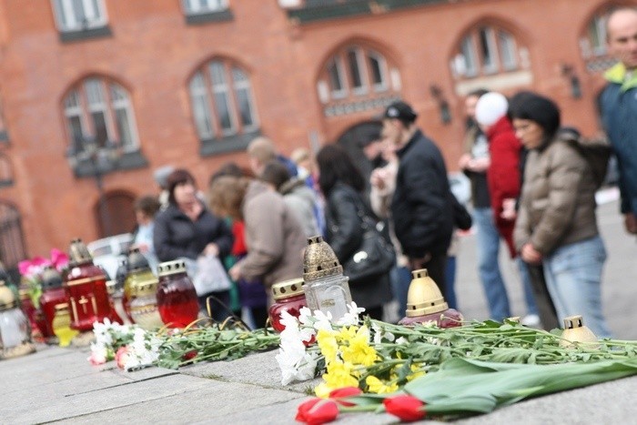 Ksiega kondolencyjna w Slupskim ratuszu i slupszczanie
