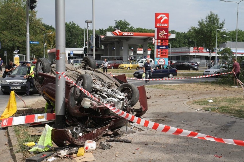 Wypadek na Szybowcowej. Dachował tam opel. 28.08.2015