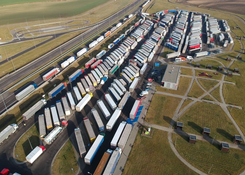 Ciężarówki na MOP-ie Hruszowice na autostradzie A4.