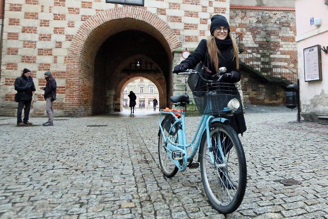 Aby być w zgodzie z przepisami, na Starym Mieście lepiej jest rower prowadzić. Wkrótce będzie można pojechać...