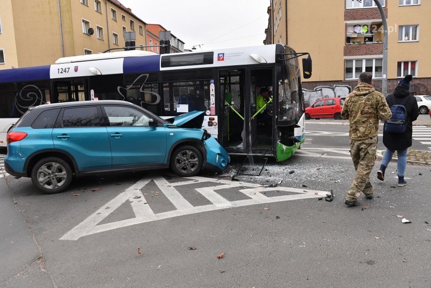 Wypadek z udziałem autobusu na Niebuszewie. Jedna osoba ranna 