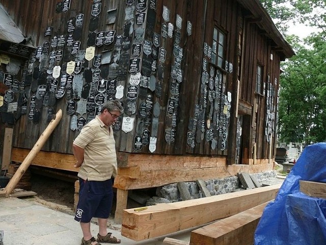 W ubiegłym roku zostały wymienione fundamenty i przyciesia, na których wspiera się konstrukcja.