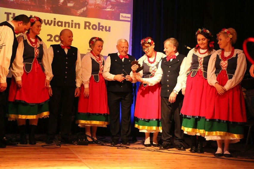 Zespół Tłuchowianie z nagrodą Tłuchowianin Roku 2019. Srebrne pióro otrzymał Tadeusz Wyrostkiewicz