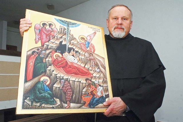 Ojciec Janusz Jędryszek pokazuje wschodnią ikonę ze sceną Narodzenia Pańskiego. &#8211; Miejsce urodzenia, to była kamienna grota &#8211; mówi.