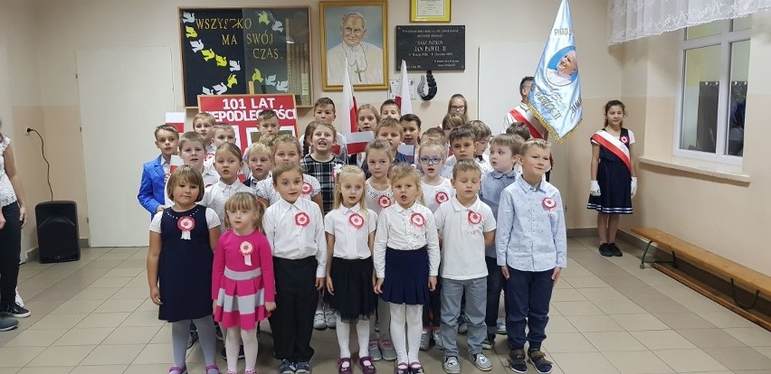 "Szkoła do hymnu" w Czostkowie w gminie Krasocin. Zobacz, jak śpiewali uczniowie [ZDJĘCIA]