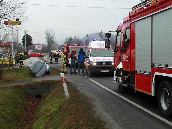 DK 75. Wypadek warszawianki w Czchowie zablokował główną trasę Nowy Sącz - Kraków