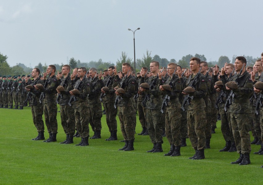 Ostrołęka. Przysięga terytorialsów na stadionie: 196 nowych żołnierzy WOT [ZDJĘCIA+WIDEO]