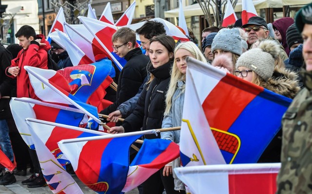 W poniedziałek, 20 stycznia 2020 roku na płycie Starego Rynku odbyły się oficjalne obchody 100-lecia powrotu Bydgoszczy w granice odrodzonej Polski. W oficjalnej uroczystości połączonej z ceremoniałem wojskowym wzięli udział przedstawiciele władz samorządowych - wojew&oacute;dzkich oraz miejskich, poczty sztandarowe, harcerze i harcerki, mieszkańcy Bydgoszczy. &lt;script async defer class=&quot;XlinkEmbedScript&quot;  data-width=&quot;1280&quot; data-height=&quot;720&quot; data-url=&quot;//get.x-link.pl/bc9ac3e8-2abe-e529-c4ac-52c6be1e8348,26ffab60-bf25-616c-4182-a4e6433483d5,embed.html&quot; type=&quot;application/javascript&quot; src=&quot;//prodxnews1blob.blob.core.windows.net/cdn/js/xlink-i.js?v1&quot; &gt;&lt;/script&gt;Delegacje złożyły wiązanki kwiat&oacute;w pod Pomnikiem Walki i Męczeństwa Ziemi Bydgoskiej.Na Starym Rynku przem&oacute;wienia wygłosili marszałek Piotr Całbecki, wojewoda Mikołaj Bogdanowicz oraz prezydent Bydgoszczy Rafał Bruski. Uroczystość poprzedziła msza św. w intencji Bydgoszczy odprawiona w katedrze. W poniedziałek w Spichrzach nad Brdą została otwarta rocznicowa wystawa &bdquo;Ku wolności. Bydgoszcz 1914-1920&rdquo; z rozmachem przygotowana przez Muzeum Okręgowe w Bydgoszczy. Na ekspozycji zobaczyć można blisko 400 zabytkowych eksponat&oacute;w, w tym po raz pierwszy takie unikaty jak szklane slajdy z obrazami codziennego życia Bydgoszczy z okresu I wojny światowej czy papirus z bydgoskiej synagogi. Na tym nie koniec obchod&oacute;w. We wtorek (21 stycznia) w Kinie Pomorzanin o 18.00  film &bdquo;Bydgoskie drogi do niepodległości&rdquo; i prezentacja książki Krzysztofa Drozdowskiego. W środę (22 stycznia) o godz. 11.00 w Wojew&oacute;dzkiej i Miejskiej Bibliotece Publicznej (Stary Rynek 24) odsłonięcie tablicy gen. J. Dowbor-Muśnickiego i wykład prof. Janusza Kutty.