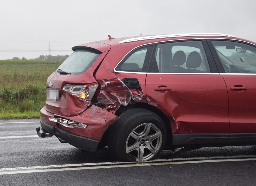 Volkswagen bus uderzył w audi na drodze pod Stargardem ZDJĘCIA