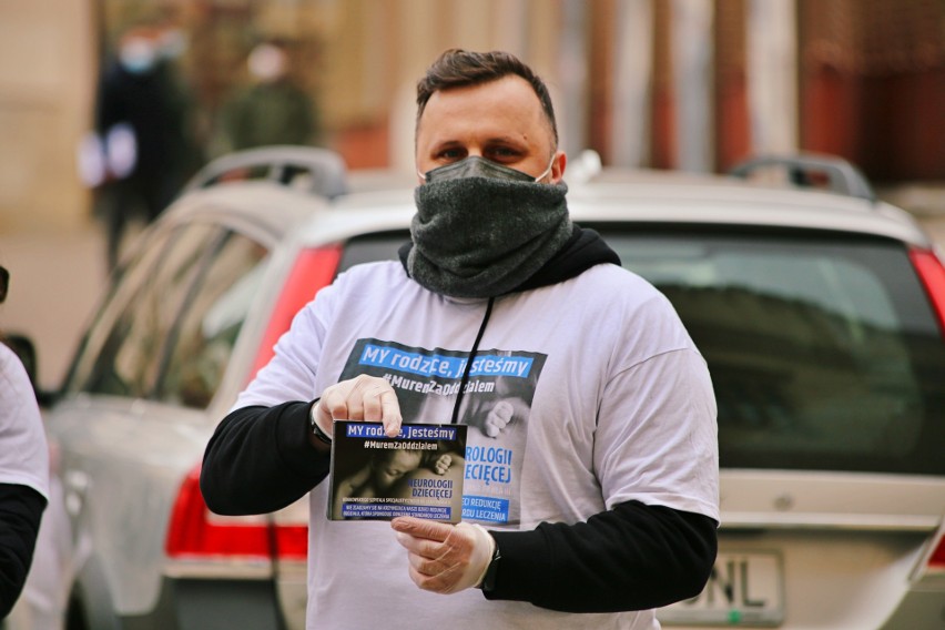 Kraków. Rodzice protestują w obronie oddziału neurologii w szpitalu Jana Pawła 2. Nie zgadzają się z decyzją dyrekcji o jego przeniesieniu 