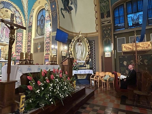 W czasie Mszy św. metropolita poświęcił ołtarz, tabernakulum i polichromię prezbiterium, które zostały poddane renowacji. Bezpośrednio po uroczystości miał miejsce koncert „Pieśni Do Matki Bożej”.