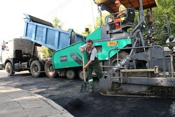 Ponad 1000 ton asfaltu ułożono w piątek i sobotę na ulicy Tysiąclecia w Nisku.