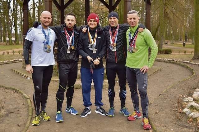 Ci panowie biegaja maratony (od lewej):  Rafał Perkowski,...