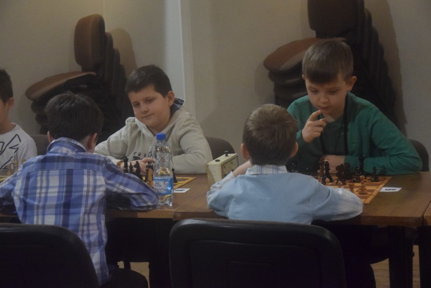 Ferie w gminie Łazy. Za nami turniej szachowy dla najmłodszych ZDJĘCIA