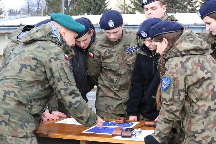 Klasy wojskowe z IV LO w Jarosławiu biorą udział w...