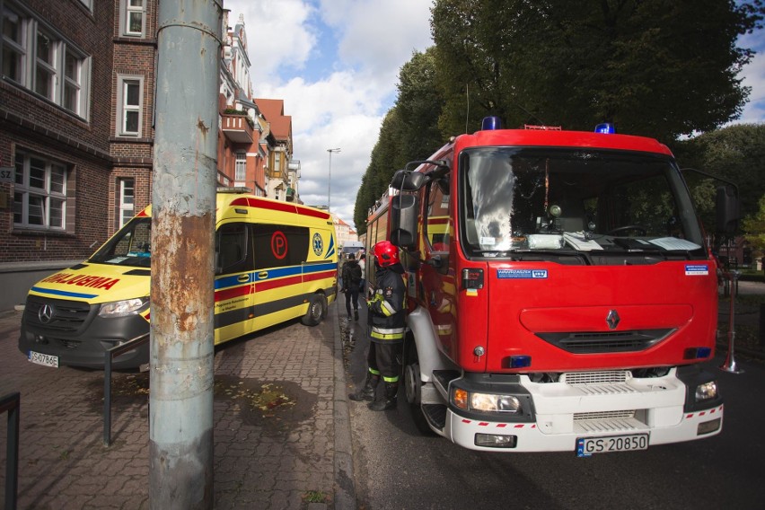 Pożar na ulicy Sienkiewicza w Słupsku. Poszkodowany 65-latek [ZDJĘCIA, WIDEO]