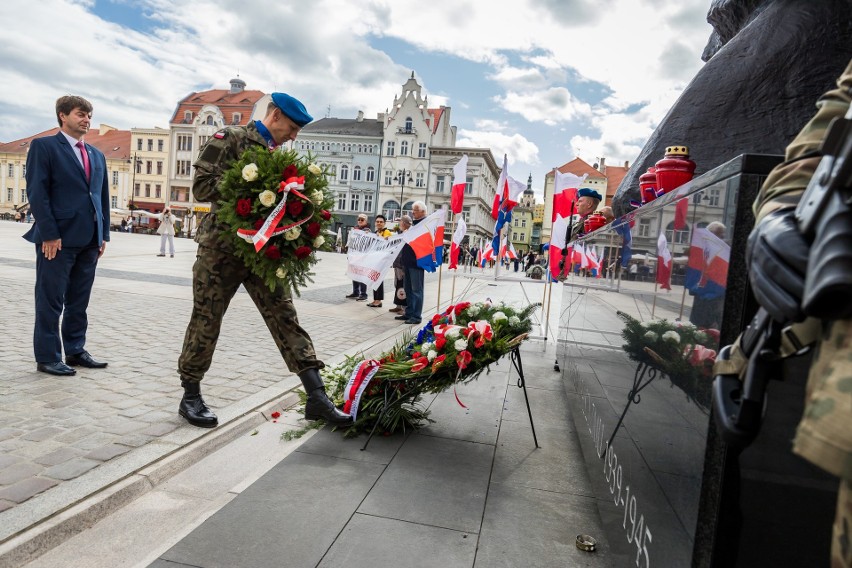 Historycy szacują, że w sumie na Syberię wywieziono od...