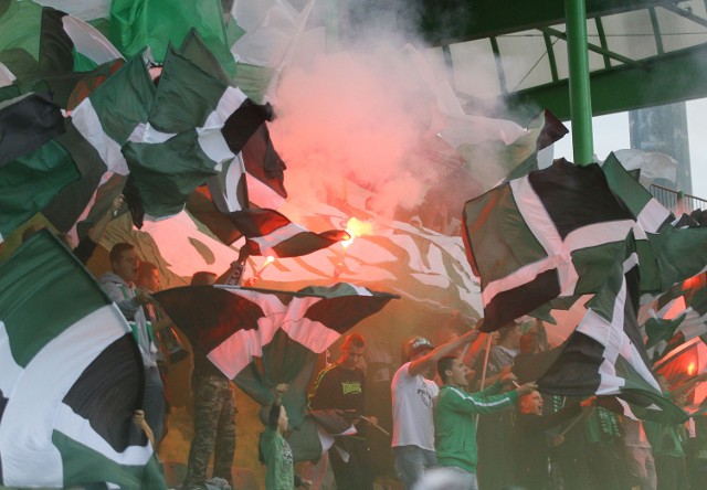 Kibice GKS-u Bełchatów w meczu z Katowicami zapalili race i rzucili na boisko świece dymne