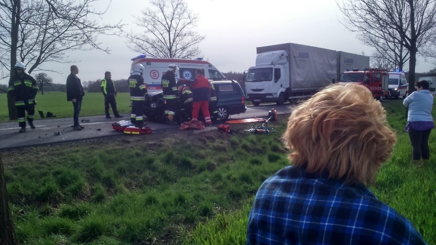 Groźny wypadek koło Poddębic. Zderzenie dwóch aut na DK 72